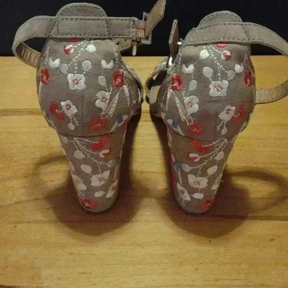 Madden embroidered beige high heels size 6‎ - Picture 3 of 5